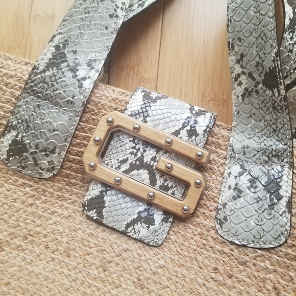 🌸 Guess Straw Snakeskin Cheetah Lining Print Bucket Shoulder Bag Handbag - Picture 3 of 8